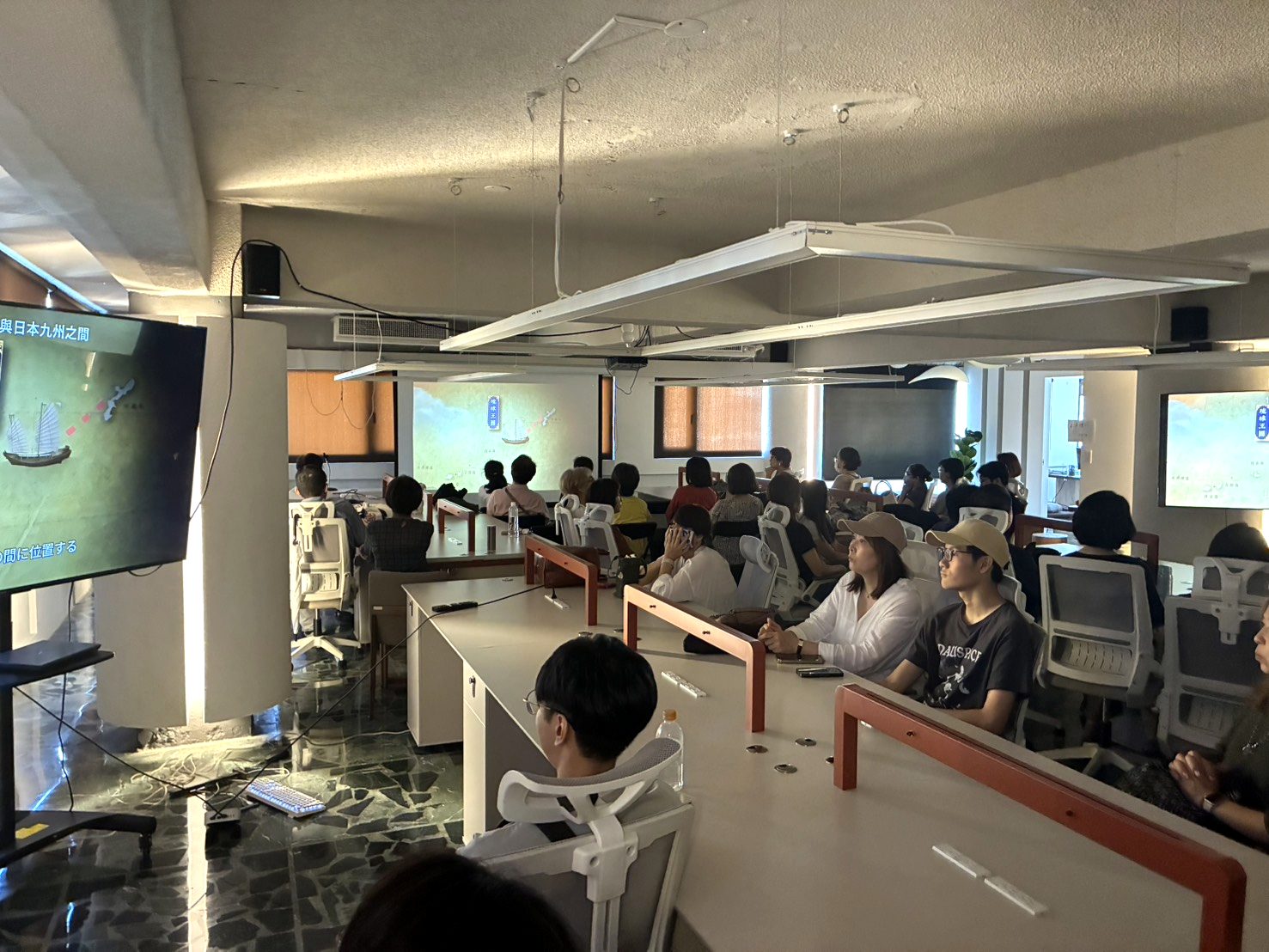 AI 課程在教室上課